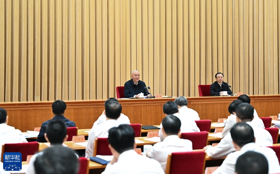 习近平对新时期办公厅工作作出重要批示强调 提高政治站位强化政治担任提升政治能力落实政治责任 建设让党安心让人民中意的圭表机关.jpg