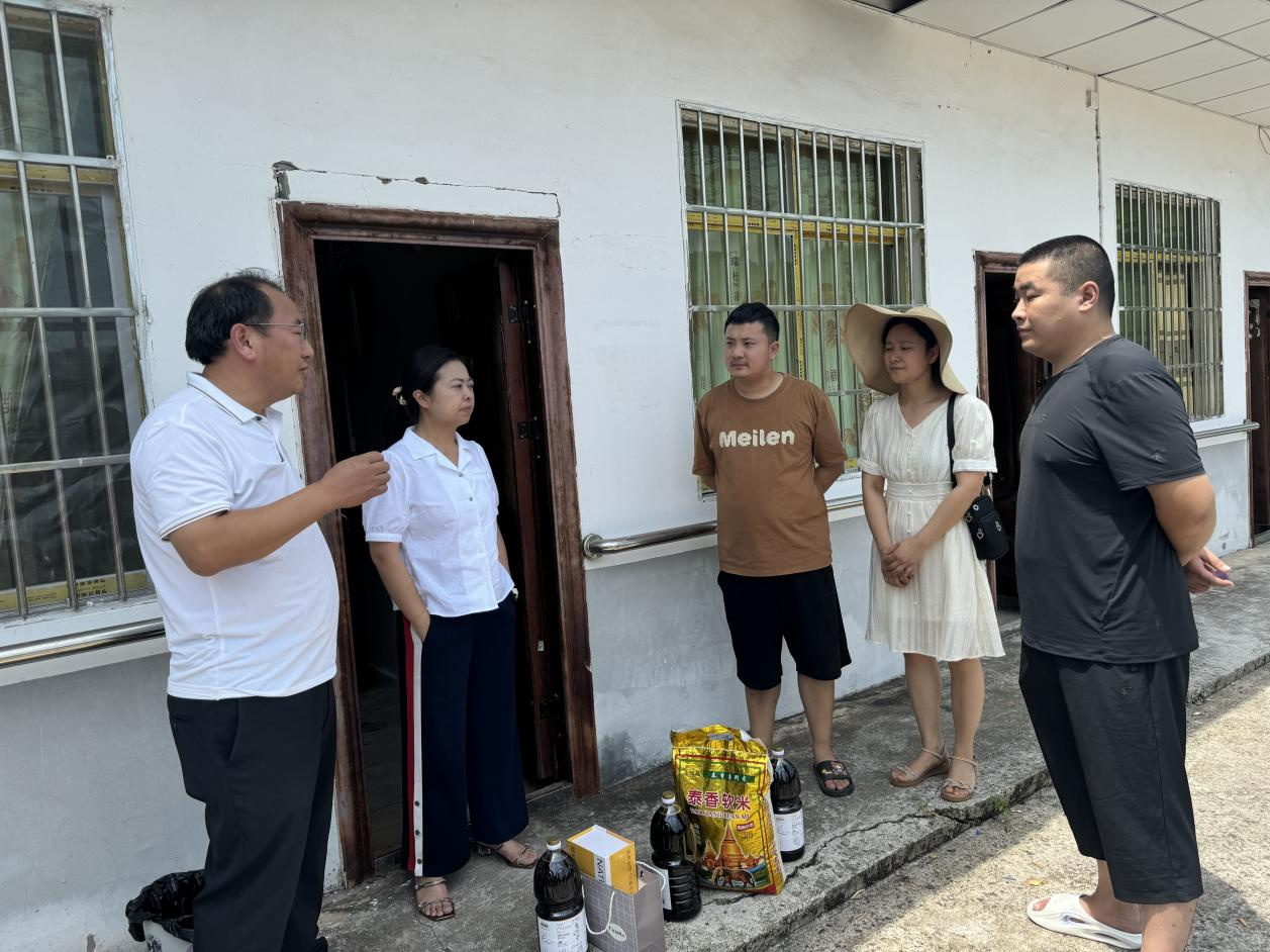 66c2bbf2d038b.png 南充川北公司到金凤镇守塘湾村慰问驻村帮扶工作组.png