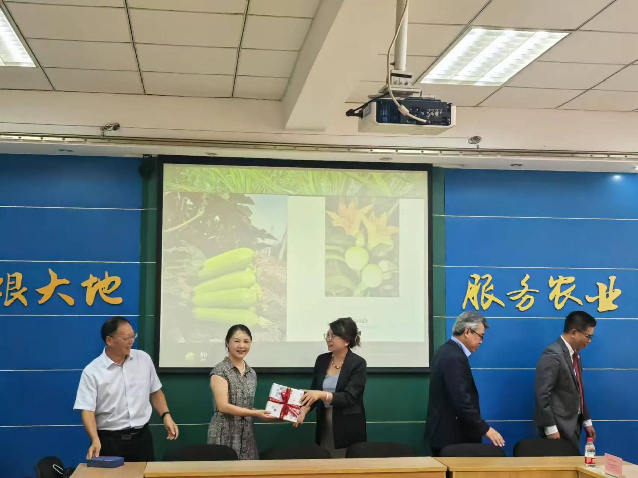 仲衍种业与马来西亚砂拉越州当局代表团进行座谈.png