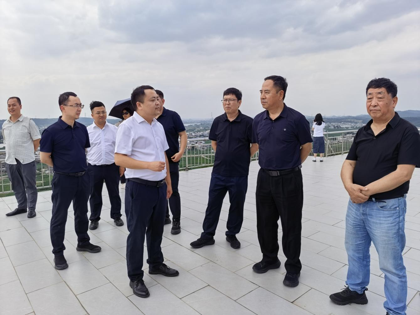 全国畜牧总站正高级畜牧师赵俊金一行到川繁猪公司发展调研